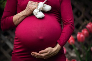 Read more about the article אקנה בהריון: אילו טיפולי אקנה מומלץ לעשות בתקופת ההריון