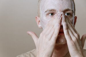 קוסמטיקאית לגברים: טיפולים קוסמטיים מומלצים לעור הפנים הגברי
